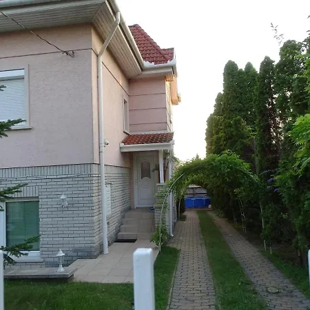 Privatunterkunft 布达佩斯苹果酒店 *